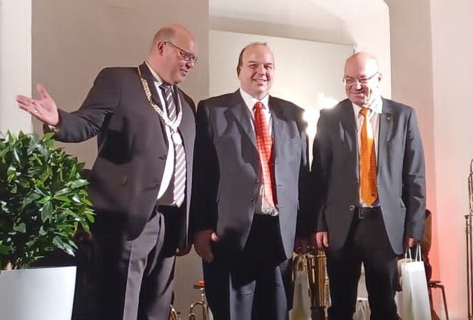 (v.l.) Bürgermeister Gerrit Maneth, Wolfgang Lob, Karlheinz Hitzler ehrung verdienter kolpingmitglieder 2 20230122 1807018788